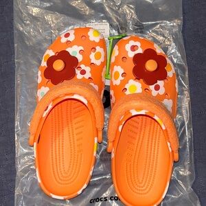 Womens size 9 NWT NEVER WORE Crocs, orange/flower pattern